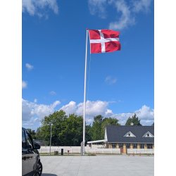 PAKKEL�SNING: 12 m tr�flagstang p� granitst�tte - med montering