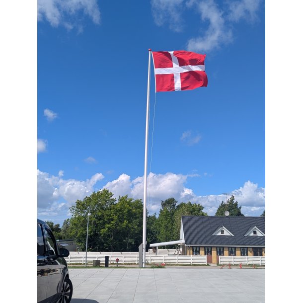 PAKKEL�SNING: 12 m tr�flagstang p� granitst�tte - med montering