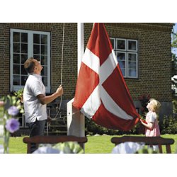 PAKKEL�SNING: 12 m tr�flagstang p� granitst�tte - med montering