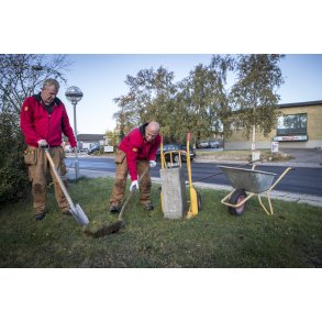 Opstilling af glasfiber flagstang med vippebeslag